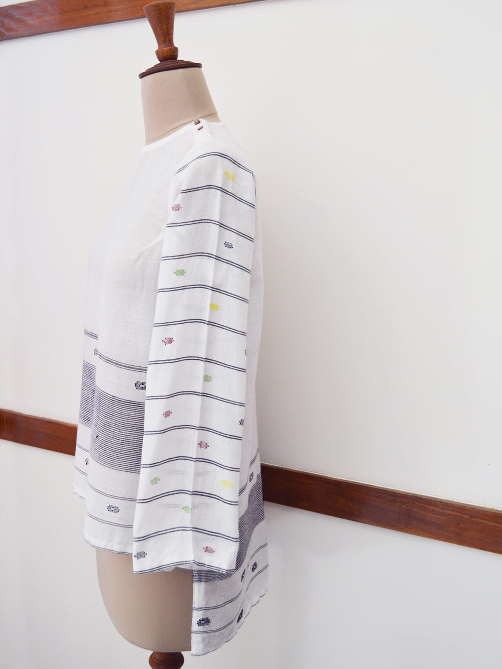 High low top with extra weft design and wooden button opening at the shoulder