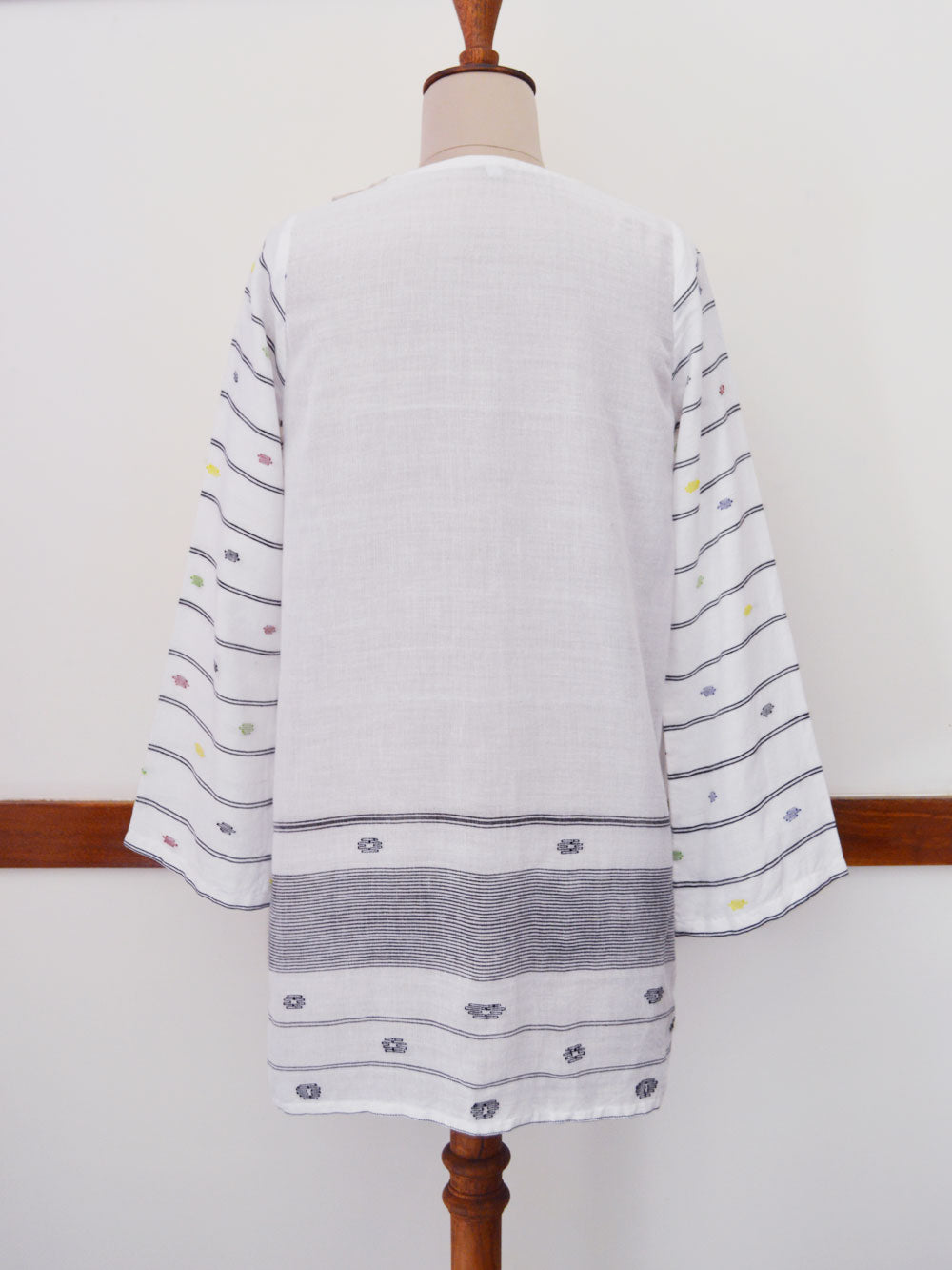 High low top with extra weft design and wooden button opening at the shoulder