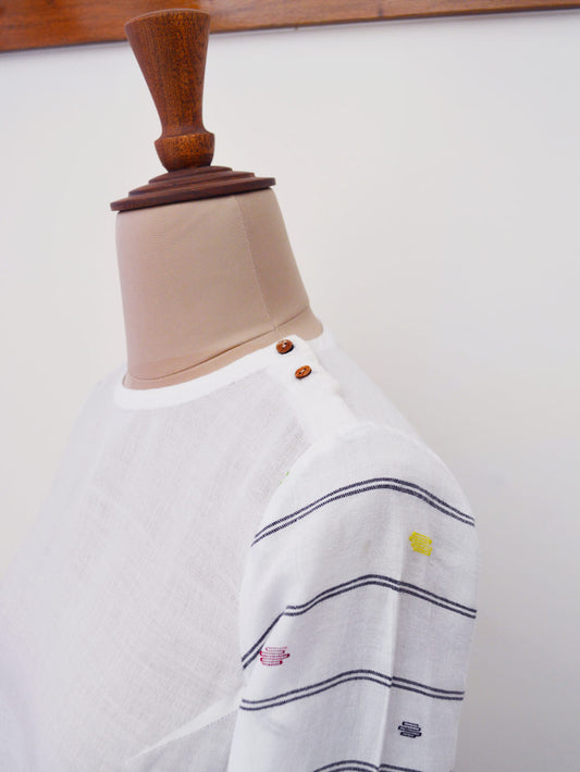 High low top with extra weft design and wooden button opening at the shoulder